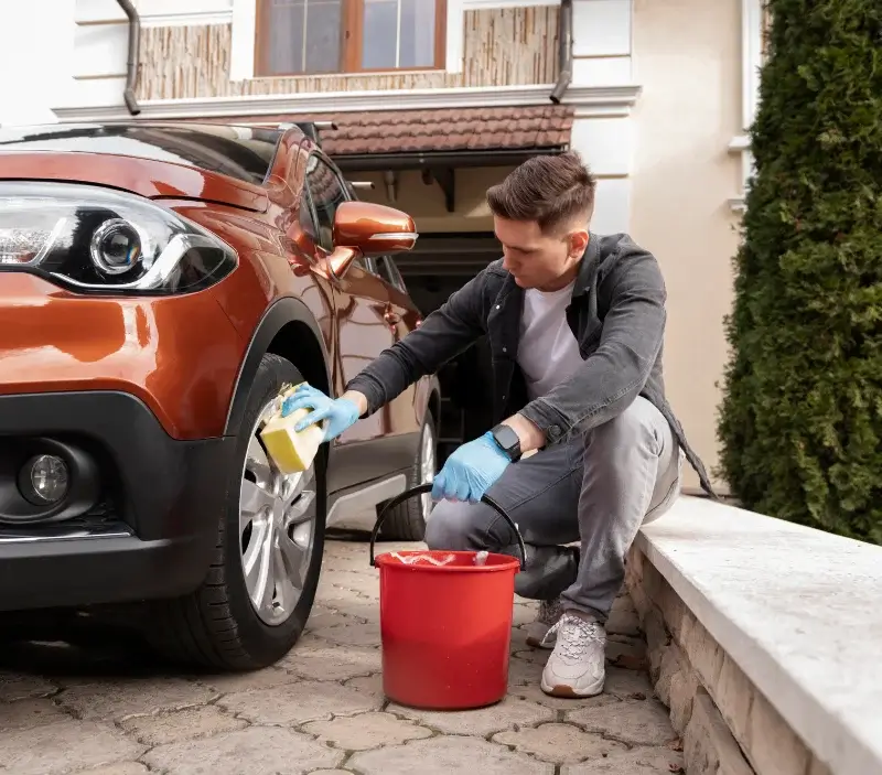 Lavage auto à domicile Saint-Mathurin : professionnel intervenant sur un véhicule